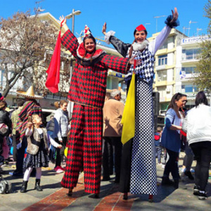 ξυλοπόδαροι αρλεκίνος & πιερότος σε Αποκριάτικη Παρέλαση