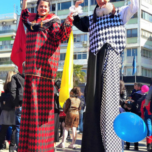 ξυλοπόδαροι σε αποκριάτικη εκδήλωση δήμου