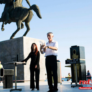 σόου ταχυδακτυλουργός σε καλοκαιρινή, φιλανθρωπική, παιδική εκδήλωση