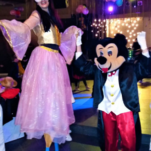 Mickey Mouse και Ξυλοπόδαρος πριγκίπισσα σε Αποκριάτικη Παρέλαση