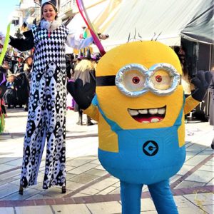 αποκριάτικος ξυλοπόδαρος μασκότ Minion σε Αποκριάτικη Παρέλαση