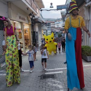 ξυλοπόδαροι και μασκότ Πίκατσου σε καλοκαιρινή εκδήλωση