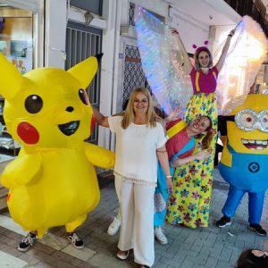 Μασκότ Πίκατσου και Μίνιον, ξυλοπόδαρος με φτερά και κλόουν σε καλοκαιρινή εκδήλωση