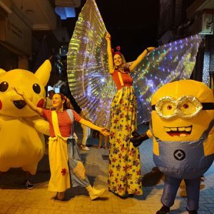 Pikachu Minion ξυλοπόδαρος με φτερά και κλόουν σε καλοκαιρινή εκδήλωση