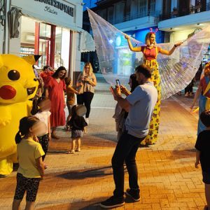 μασκότ Pikachu και ξυλοπόδαρος σε παιδική γιορτή