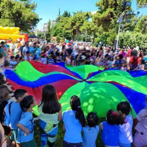 καλοκαιρινό παιχνίδι για παιδιά με γιγάντιο αερόστατο