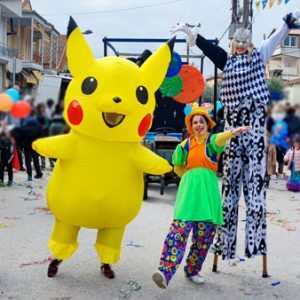 Μασκότ και Ξυλοπόδαροι σε Αποκριάτικη παρέλαση