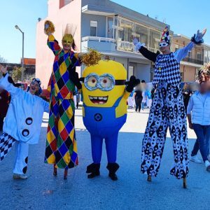 Αποκριάτικη Παρέλαση με Κλόουν, Μασκότ και Ξυλοπόδαρους